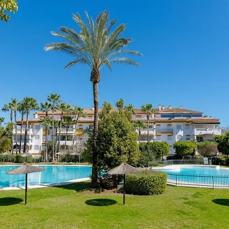 2 Bedrooms Terrace - Pool&parking Lägenhet *