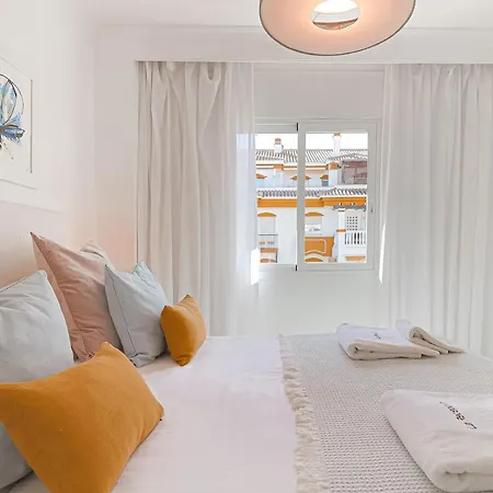 2 Bedrooms Terrace - Pool&parking Lägenhet *