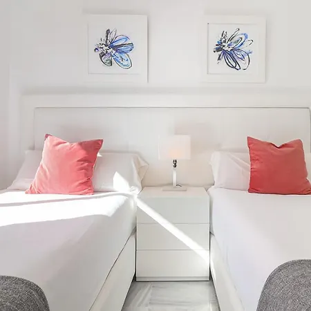 2 Bedrooms Terrace - Pool & Parking Apartment Marbella