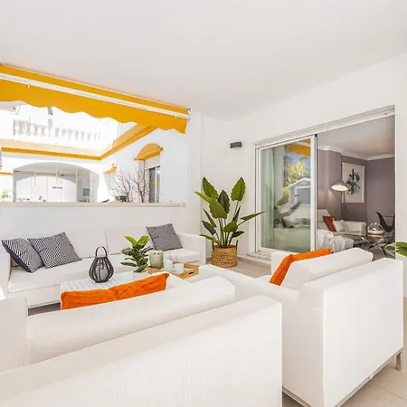 2 Bedrooms Terrace - Pool&parking Lägenhet *